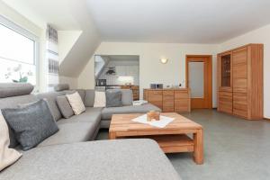 ein Wohnzimmer mit einem Sofa und einem Couchtisch in der Unterkunft Ferienwohnung Deichblick in Bensersiel
