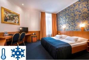una camera d'albergo con letto e scrivania di Hotel ATLANTA a Darmstadt