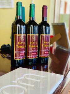 Nápoje v ubytovaní Thrassa Hotel