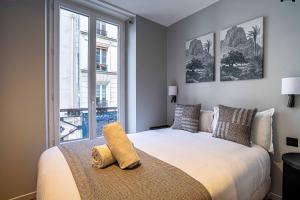 Un pat sau paturi într-o cameră la 136 - Urban Beaumarchais Voltaire