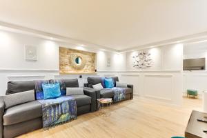 un soggiorno con un divano e due poltrone di 113 - Urban Vuitton Lemoine a Parigi