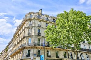 un gran edificio con un balcón en la parte superior. en 119 - Urban Spacious Apartment Sebastopol, en París