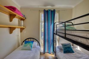 Cockatoo Cabin tesisinde bir odada yatak veya yataklar