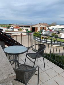 eine Terrasse mit 2 Stühlen und einem Tisch auf dem Balkon in der Unterkunft Casa Blanca 3 in Ottenheim