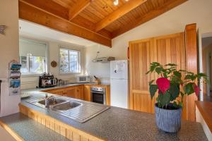 A kitchen or kitchenette at Cockatoo Cabin