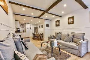 A seating area at 14 Luxury Flat Eiffel Design 1