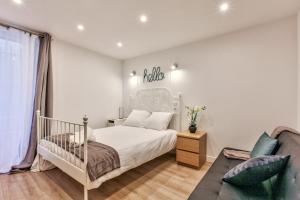 A bed or beds in a room at 14 Luxury Flat Eiffel Design 1 Még 8 kép