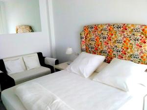 une chambre d'hôtel avec un lit et un canapé dans l'établissement One bedroom apartement with sea view furnished terrace and wifi at El Puerto de Santa Maria 2 km away from the beach, à El Puerto de Santa María