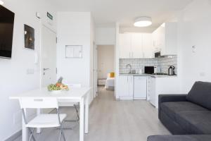Η κουζίνα ή μικρή κουζίνα στο Home2Book Sea Front Las Teresitas Beach 2
