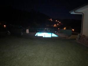 una piscina en un patio por la noche en Arroes Village And Pool - Villa con piscina privada, en Villaviciosa