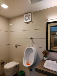 Kanak Beacon Hotel - Ashram Road Ahmedabad tesisinde bir banyo