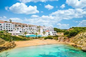 Blick auf das Hotel vom Strand aus in der Unterkunft White Sands 306 in Arenal d'en Castell