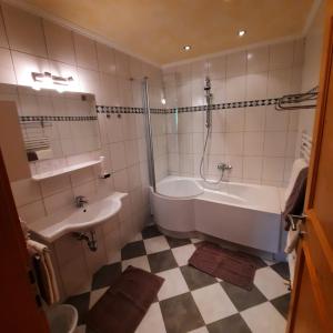 Bathroom sa Landhaus Gastein