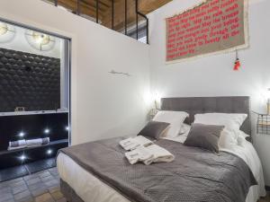 sypialnia z łóżkiem z ręcznikami w obiekcie HOST INN - CŒUR VIEUX LYON & SPA w mieście Lyon