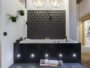 y baño con bañera y lavamanos. en HOST INN - CŒUR VIEUX LYON & SPA, en Lyon