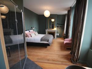 a bedroom with a bed and a glass shower at B&B L'Escapade Bordelaise - Côté Jardin in Bordeaux