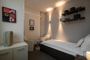 Posteľ alebo postele v izbe v ubytovaní ORANGEHOMES 130 m2 APT with fantastic view to river Danube