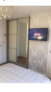 una entrada a un baño con un cartel que diga netflix en Double room with en-suite. Central for North West, en Rainhull