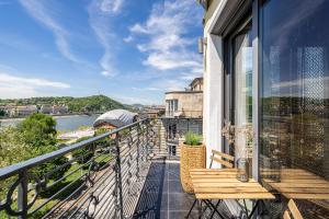 Balkon atau teras di ORANGEHOMES 130 m2 APT with fantastic view to river Danube