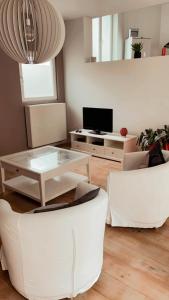 un soggiorno con tavolo e sedie bianche di Casa Villa Borghese a Ostenda