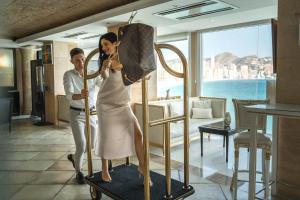 mężczyzna i kobieta w sukience na posągu w obiekcie Hotel Boutique Villa Venecia w mieście Benidorm +37 zdjęć