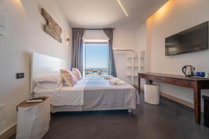 - une chambre avec un lit, une fenêtre et un bureau dans l'établissement Casa Nori, à Piano di Sorrento