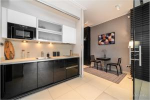 Kuchyňa alebo kuchynka v ubytovaní ORANGEHOMES 130 m2 APT with fantastic view to river Danube