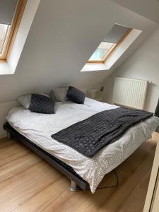 una camera da letto con un letto grande in una mansarda di Casa Villa Borghese a Ostenda