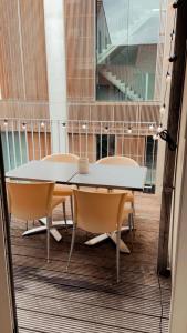 una stanza con tavolo e sedie in un edificio di Casa Villa Borghese a Ostenda Altre 4 foto