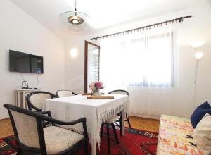 Televízia a/alebo spoločenská miestnosť v ubytovaní Apartments Tomislav 2078