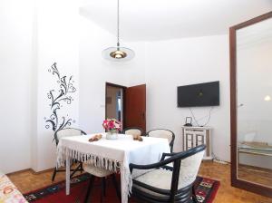 Televízia a/alebo spoločenská miestnosť v ubytovaní Apartments Tomislav 2078
