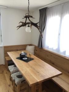 Posezení v ubytování Renovated 3 Rooms Apartment in Ruschein near Laax