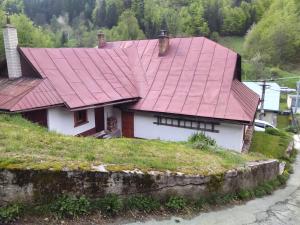 een huis met een rood dak op een heuvel bij Jafura in Dolná Turecká