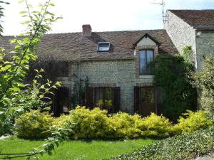an old brick house with a green yard at Gîtes du Martroy in Nargis