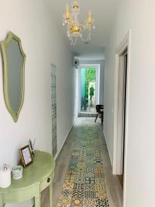 corridoio con specchio, tavolo e tappeto di Casa Térrea 2 Pax Olhão a Olhão