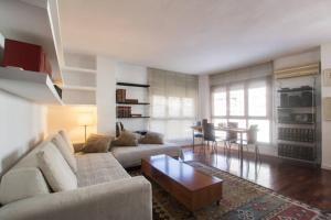 a living room with a couch and a table at Apartamento Centro & Chic in Alicante