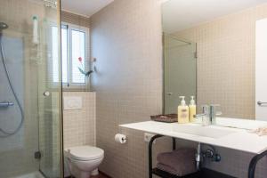 a bathroom with a sink and a toilet and a shower at Apartamento Centro & Chic in Alicante