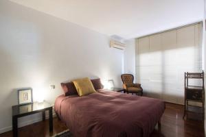 a bedroom with a bed and a table and a chair at Apartamento Centro & Chic in Alicante