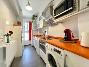 a kitchen with a washing machine and a sink at COLIBRI Cómodo, bonito, céntrico in Calpe