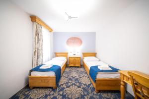 Ένα ή περισσότερα κρεβάτια σε δωμάτιο στο Hotel U Kata