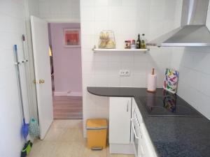 Virtuvė arba virtuvėlė apgyvendinimo įstaigoje Colom Apartments