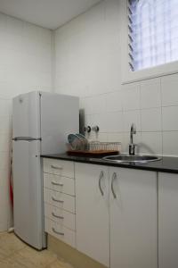Kuchyň nebo kuchyňský kout v ubytování Colom Apartments