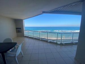 a balcony with a view of the ocean at Sorgente 305 in Umdloti