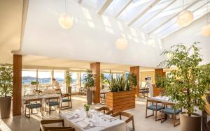 Dubrovnik President Valamar Collection Hotel tesisinde bir restoran veya yemek mekanı