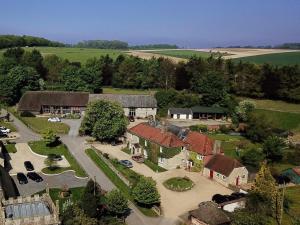 vista aerea di una casa con cortile di Manor Farm B&B a Marlborough