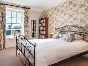 - une chambre avec un grand lit et une fenêtre dans l'établissement Manor Farm B&B, à Marlborough