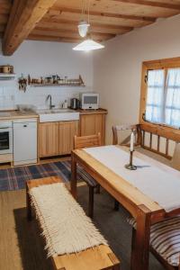Kuchyň nebo kuchyňský kout v ubytování Drevenica Traditional Cottage Old Centre