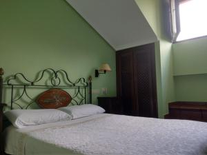 A bed or beds in a room at Hotel Rural El Otero