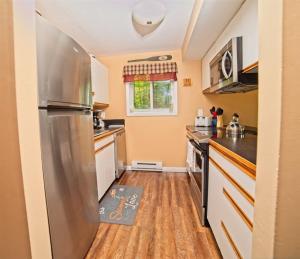 A cozinha ou cozinha compacta de Private Waterville Estates 4 Bedroom Vacation Home In The White Mountains Of Nh - Tr51e