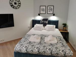 1 dormitorio con 1 cama con 2 toallas en Apartament Zofia 2 Przy Plaży, en Władysławowo
